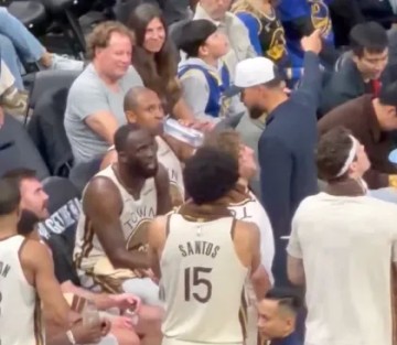 星空体育赛事-美媒晒照：暂停期间库里正在指导追梦，他已进入执教模式