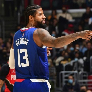 星空体育中国-乔治轮休快艇主场溃败 德比前他们已遭湖人压制